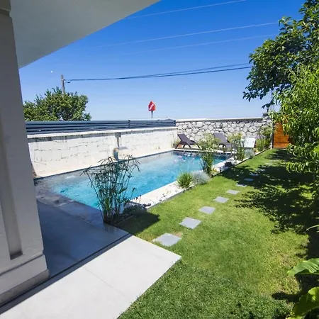 Alacati Mustakil Havuzlu Villa Çeşme